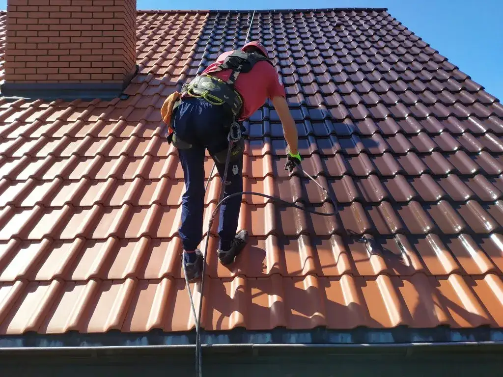 Jak skutecznie umyć dachówkę ceramiczną i uniknąć uszkodzeń