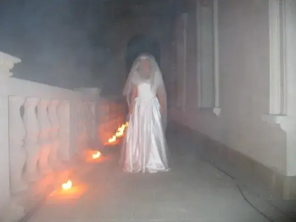 Biała dama horror - mroczna opowieść o tajemnicy i zbrodni