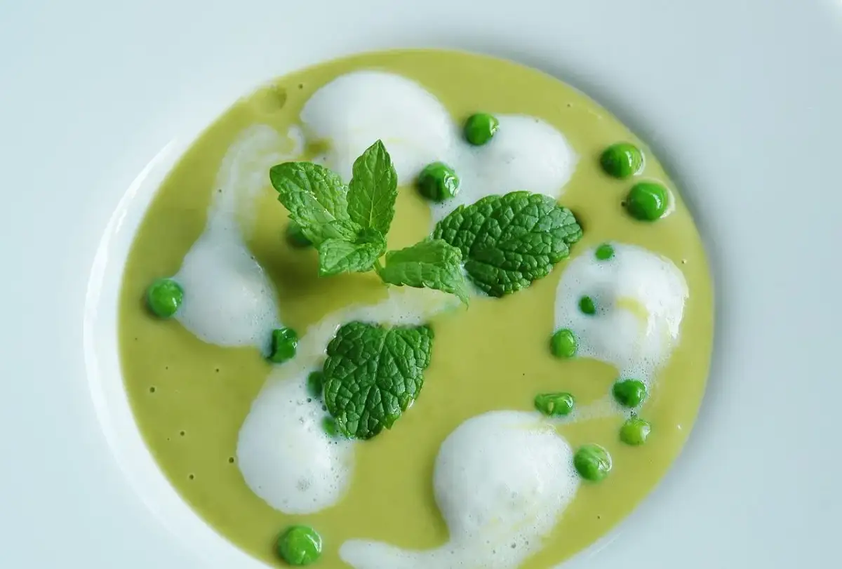 Ile kcal ma zupa grochowa? Sprawdź kalorie i zdrowe przepisy