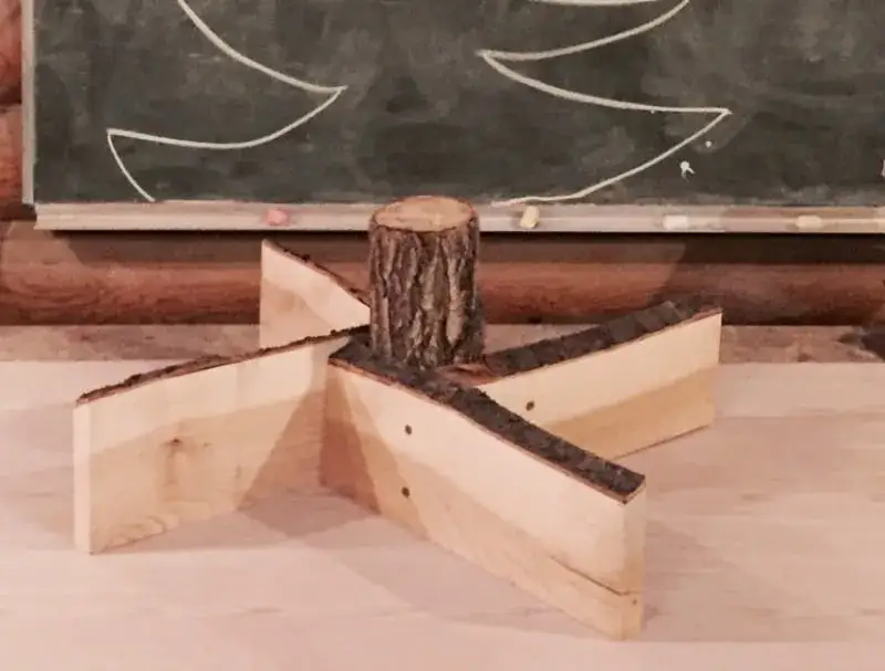 Jak zrobić stojak pod choinkę krok po kroku – prosto i tanio