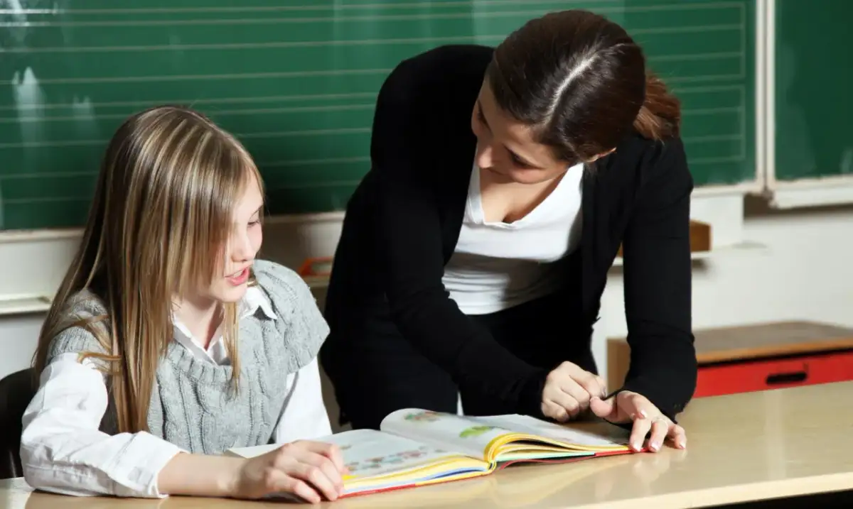 Kontrowersyjne korepetycje: Czy nauczyciel może uczyć własnego ucznia?