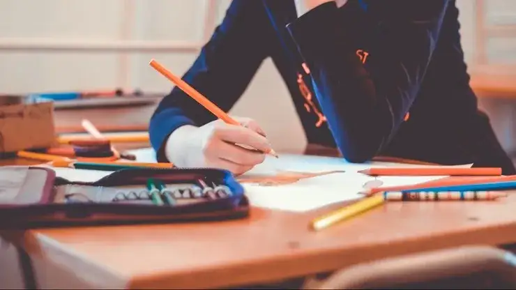 Zdalne czy stacjonarne? Pełne porównanie i decyzja dla rodziców.