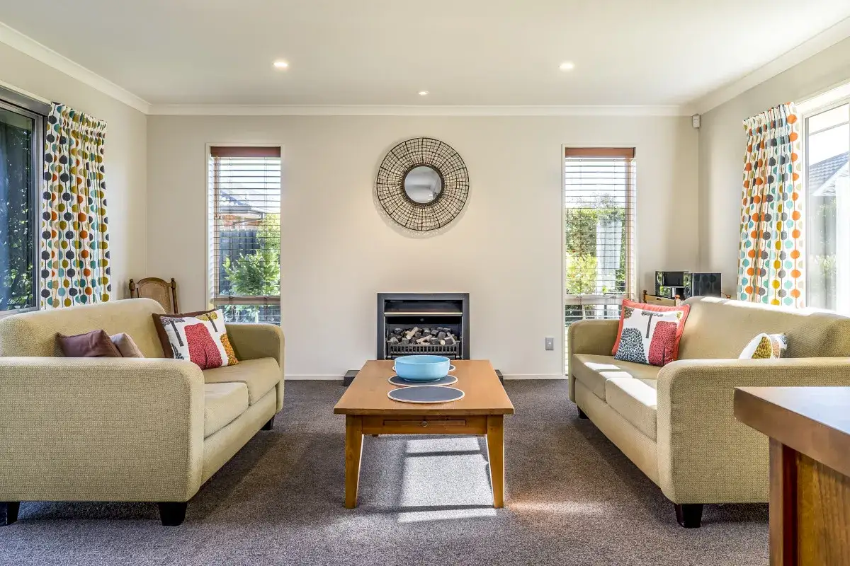 Dwie kanapy w salonie: Jak ustawić? Odkryj idealne układy!