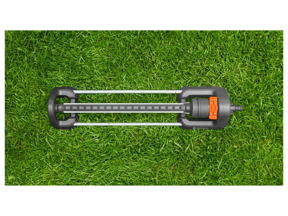 Zraszacz Gardena na trawniku.