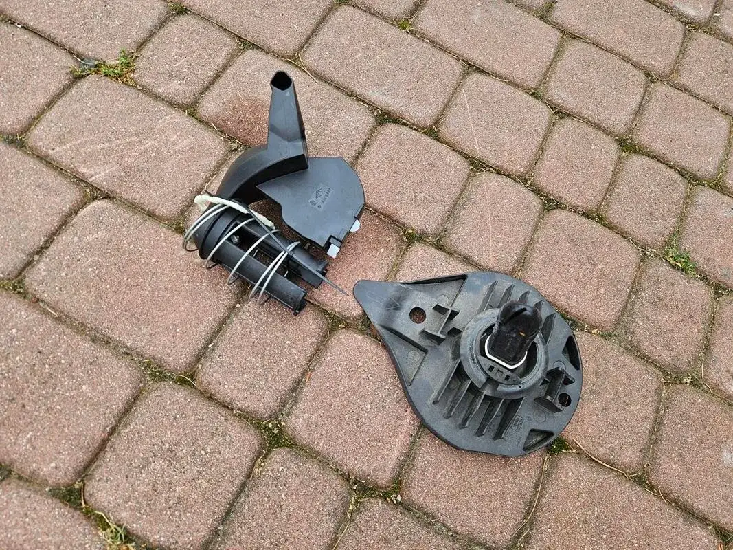 Jak łatwo wyciągnąć koło zapasowe w Renault Clio 4 - krok po kroku