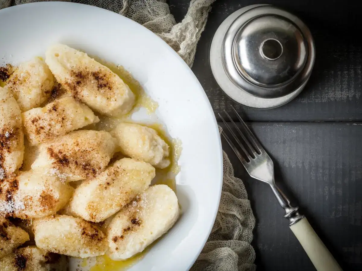 Kluski z serem: Puszyste leniwe jak u babci? Uniknij błędów!