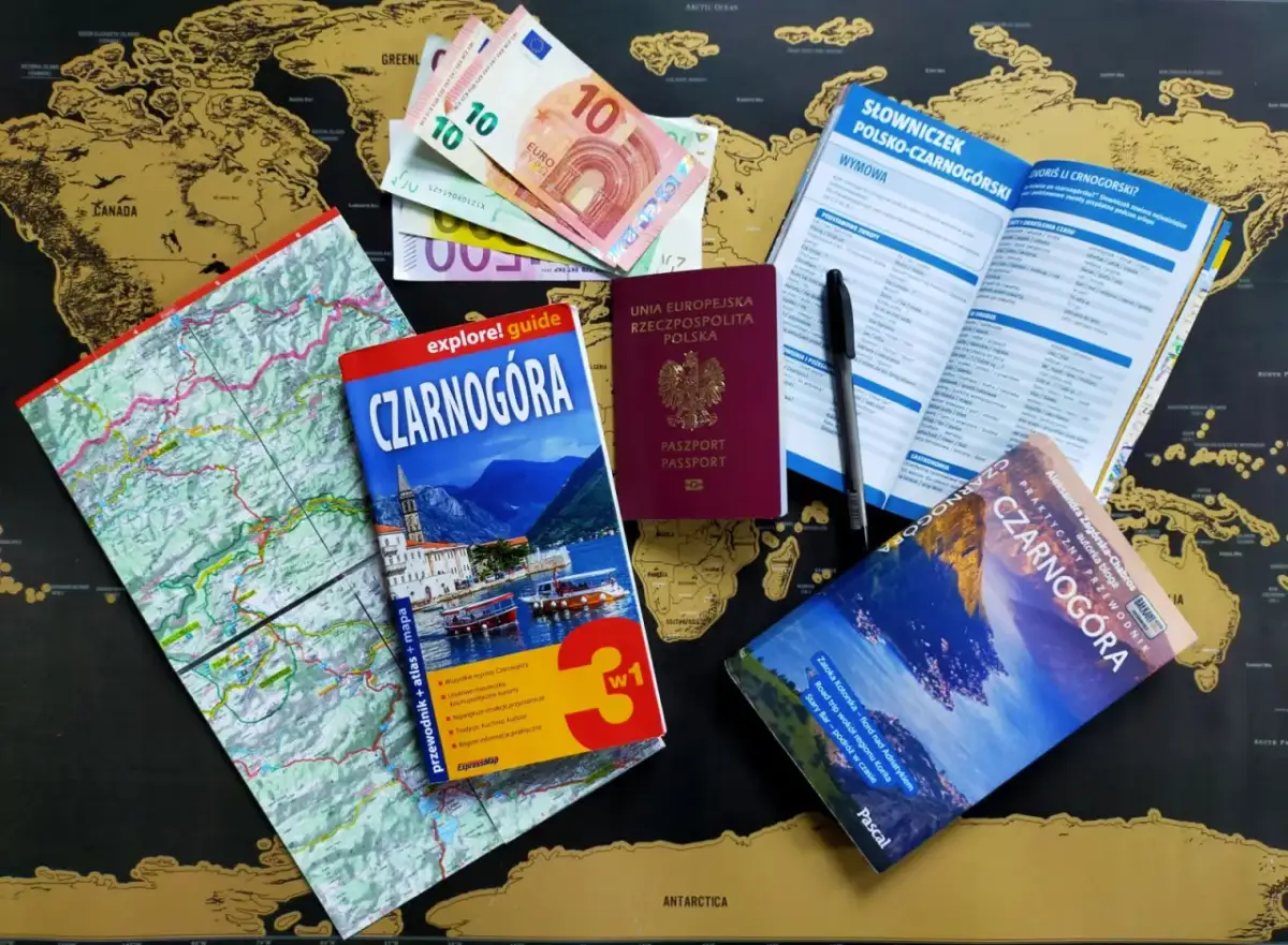 Mapa świata, euro, paszport, przewodnik i słowniczek po Czarnogórze.