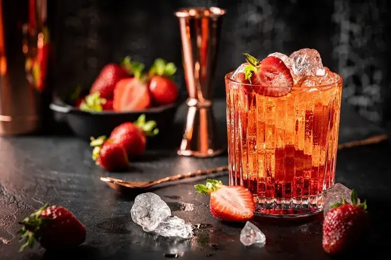 Najlepsze drinki z mrożonymi truskawkami na upalne dni