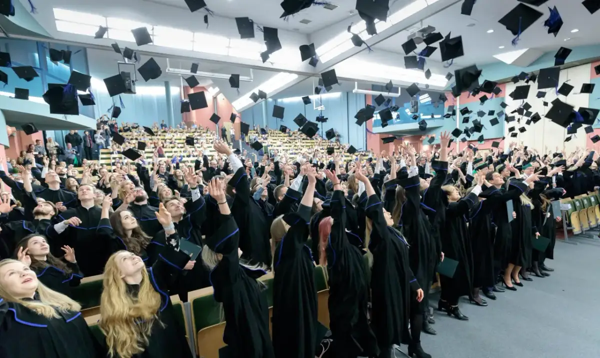 Pierwsza pensja po studiach: jakie zarobki możesz oczekiwać?