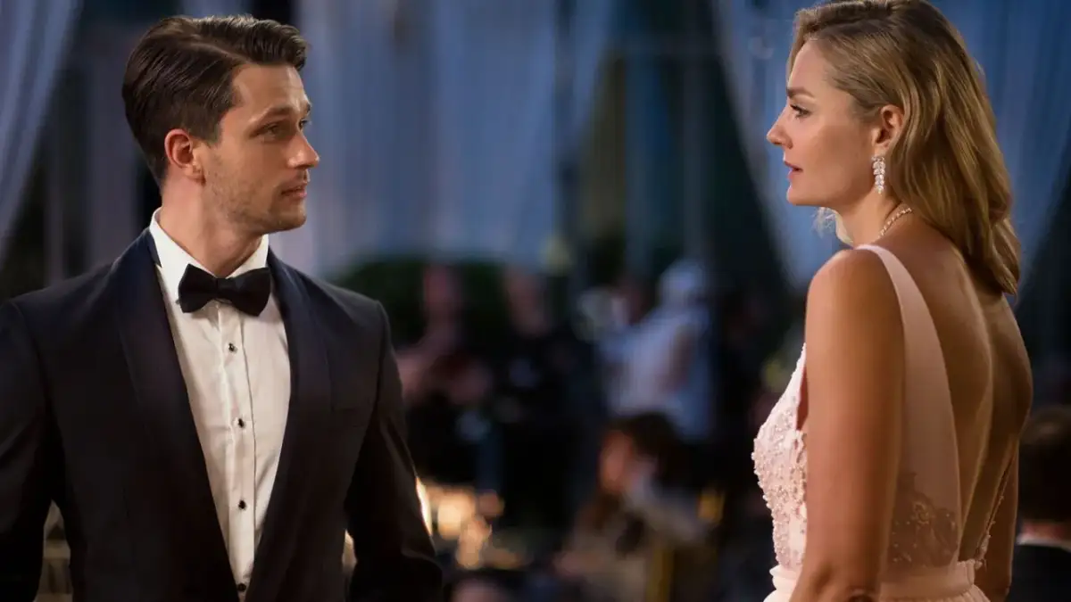 Elegancka para na balu. Czy to scena z filmu "Jak poślubić milionera, gdzie obejrzeć"?