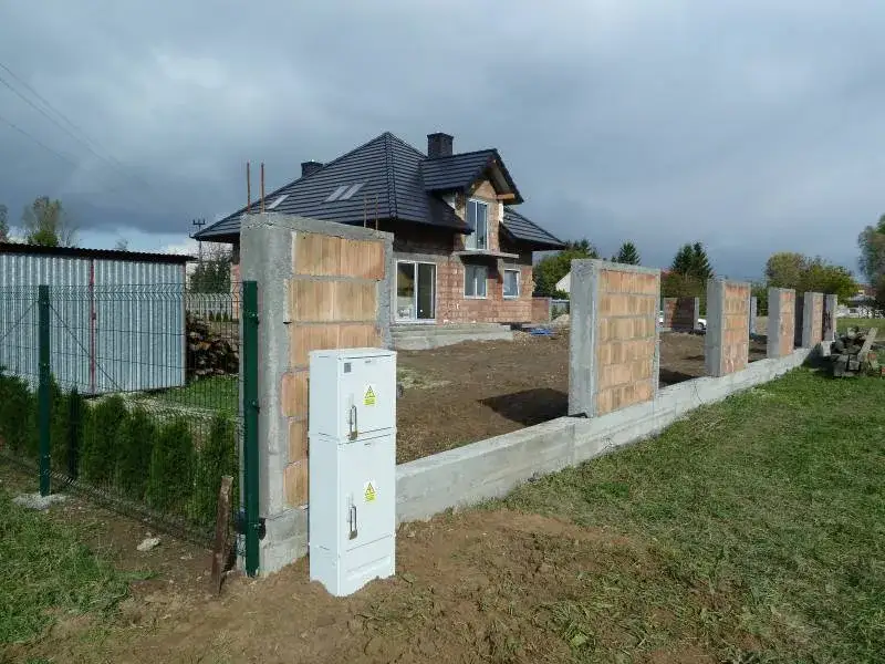 Jak ukryć skrzynkę elektryczną w ogrodzeniu – estetyczne i praktyczne rozwiązania