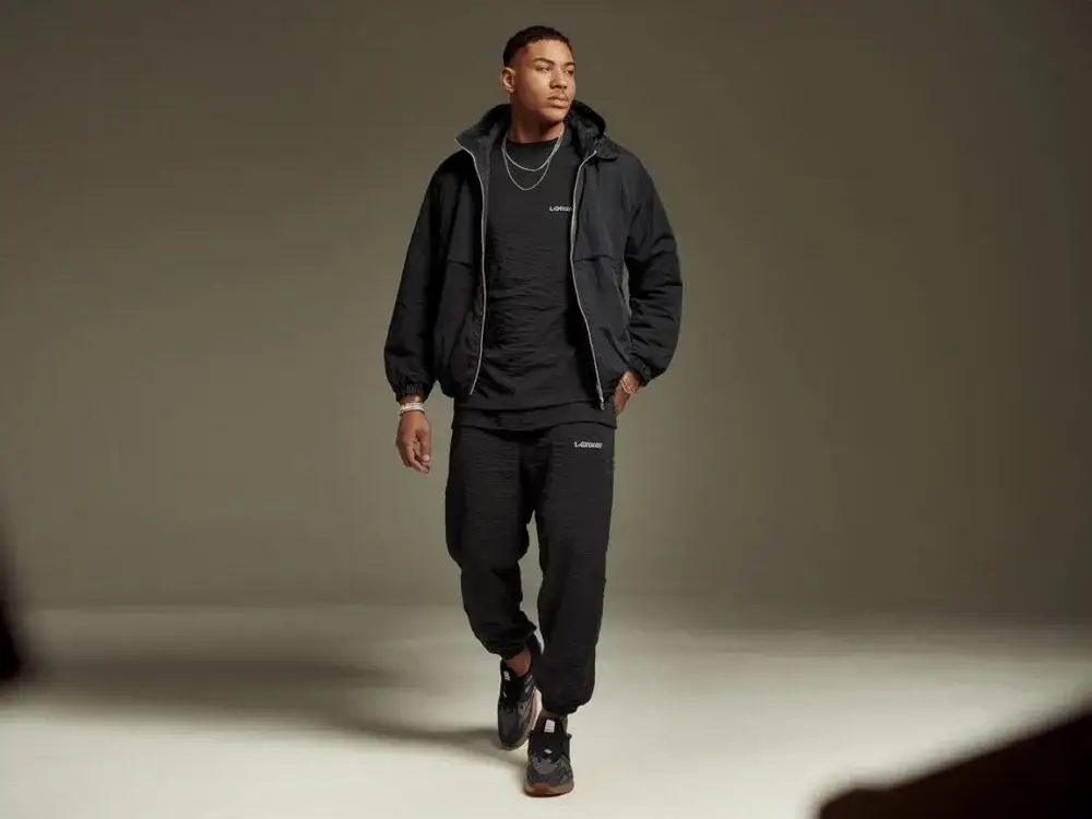 Jak nosić dresy? Modne bluzki i triki na każdą okazję!