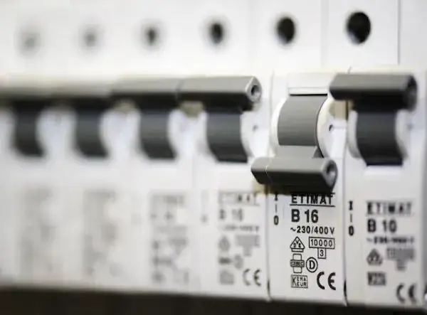 Ile kosztuje ponowne podłączenie prądu? Sprawdź, co musisz wiedzieć