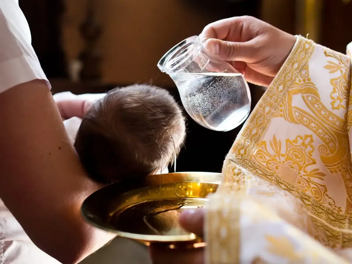 Chrzciny 2025: Ile włożyć do koperty? Uniknij faux pas!