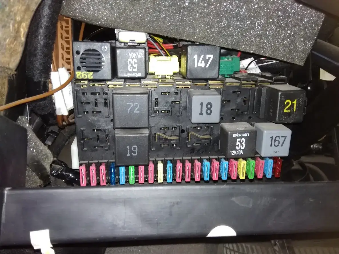 Gdzie jest sterownik centralnego zamka Seat Ibiza? Oto co musisz wiedzieć