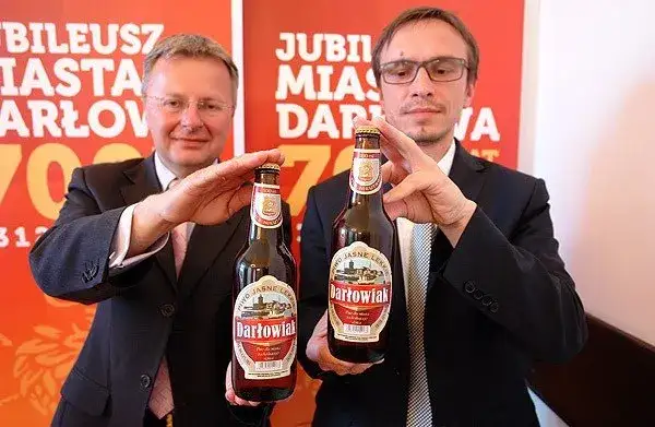 Gdzie kupić piwo darłowskie? Sprawdź najlepsze miejsca w Darłowie