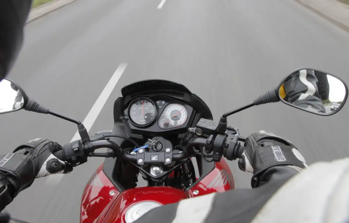 Czy po autostradzie można jechać motocyklem? Zasady i przepisy, które musisz znać