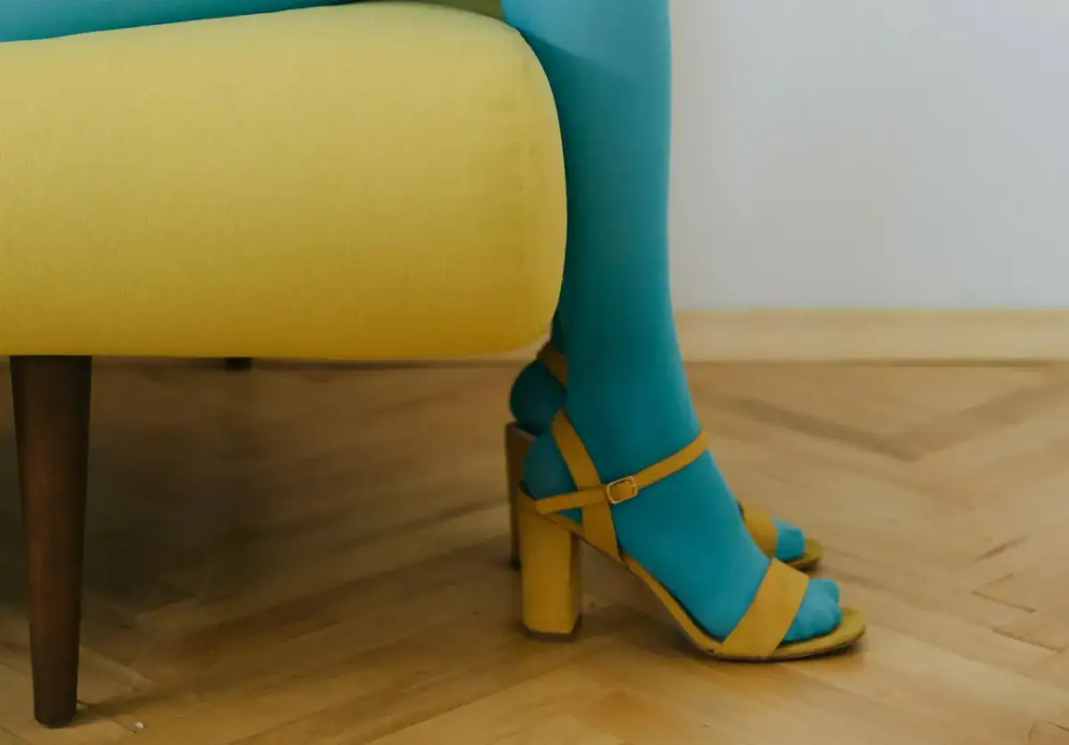 Jakie rajstopy do sandałów wybrać, aby uniknąć modowych wpadek?