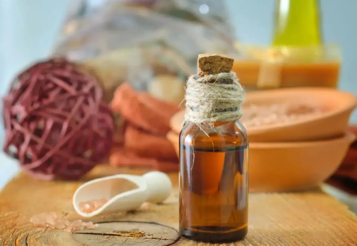 Butelka z płynem, przypominająca składniki do domowych kosmetyków. Może to być wskazówka, jak zrobić gliceryne.