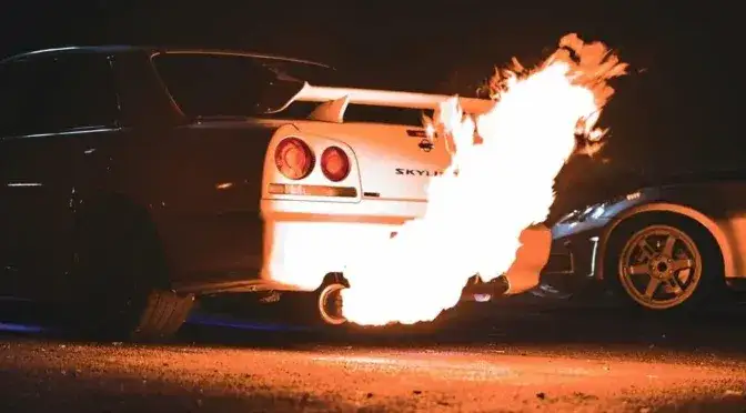 Czy strzelanie z wydechu szkodzi silnikowi? Odkryj prawdę i skutki