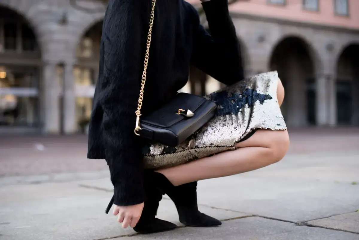 Cekinowa spódnica na imprezę firmową: jak nosić z klasą?