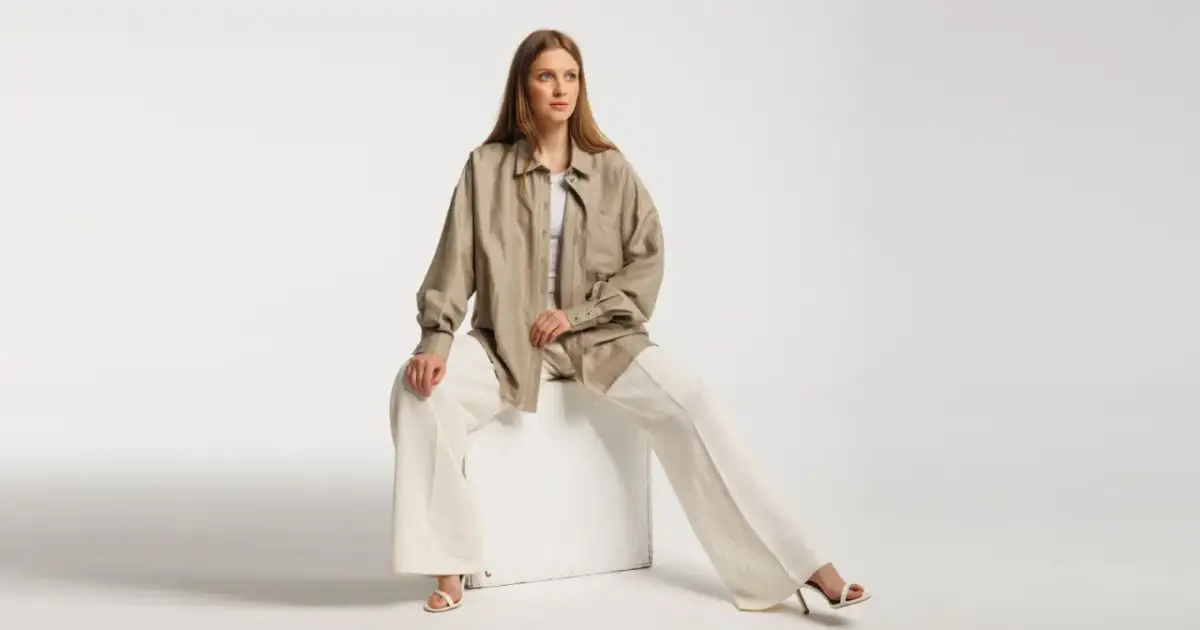 Smart casual dla kobiet: Gotowe stylizacje na każdą okazję