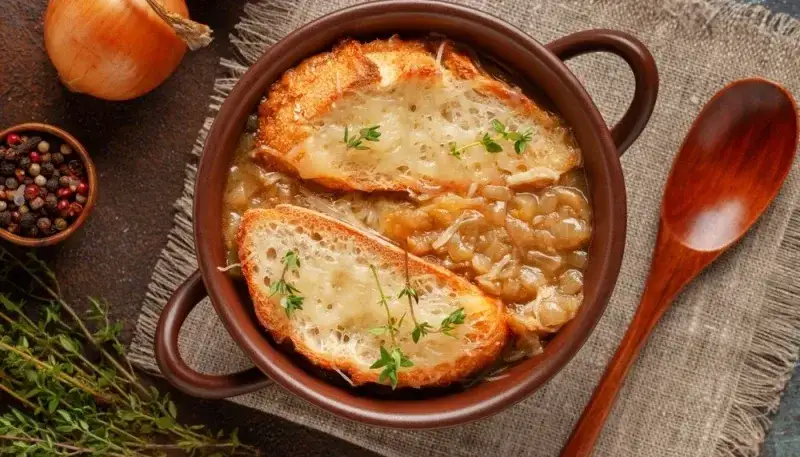 Soupe à l'oignon gratinée : ma recette infaillible et astuces