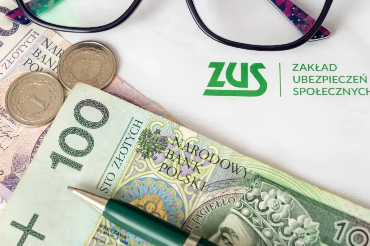 ZUS i pieniądze, by dowiedzieć się, ile wynosi renta po zmarłym ojcu. Okulary i długopis sugerują analizę dokumentów.