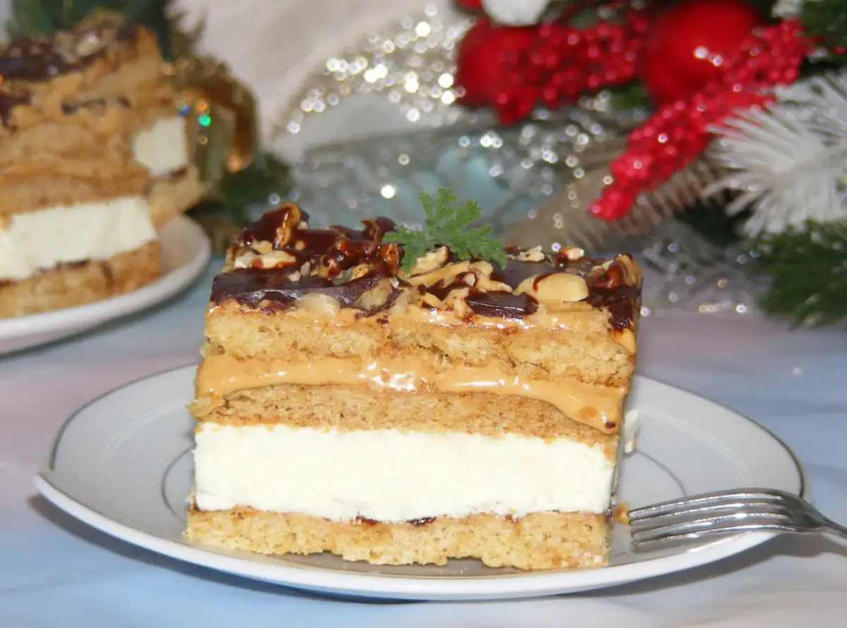 Pyszny miodownik Ani gotuje się w świątecznej atmosferze. Ciasto z kremem i orzechami wygląda apetycznie.