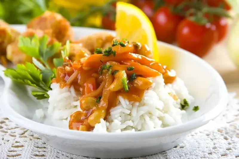 Jaki sos do ryżu z warzywami, aby nie zepsuć smaku potrawy?