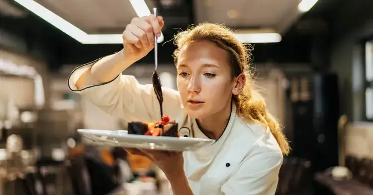 Ile zarabia szef kuchni w hotelu? Zaskakujące różnice w pensjach