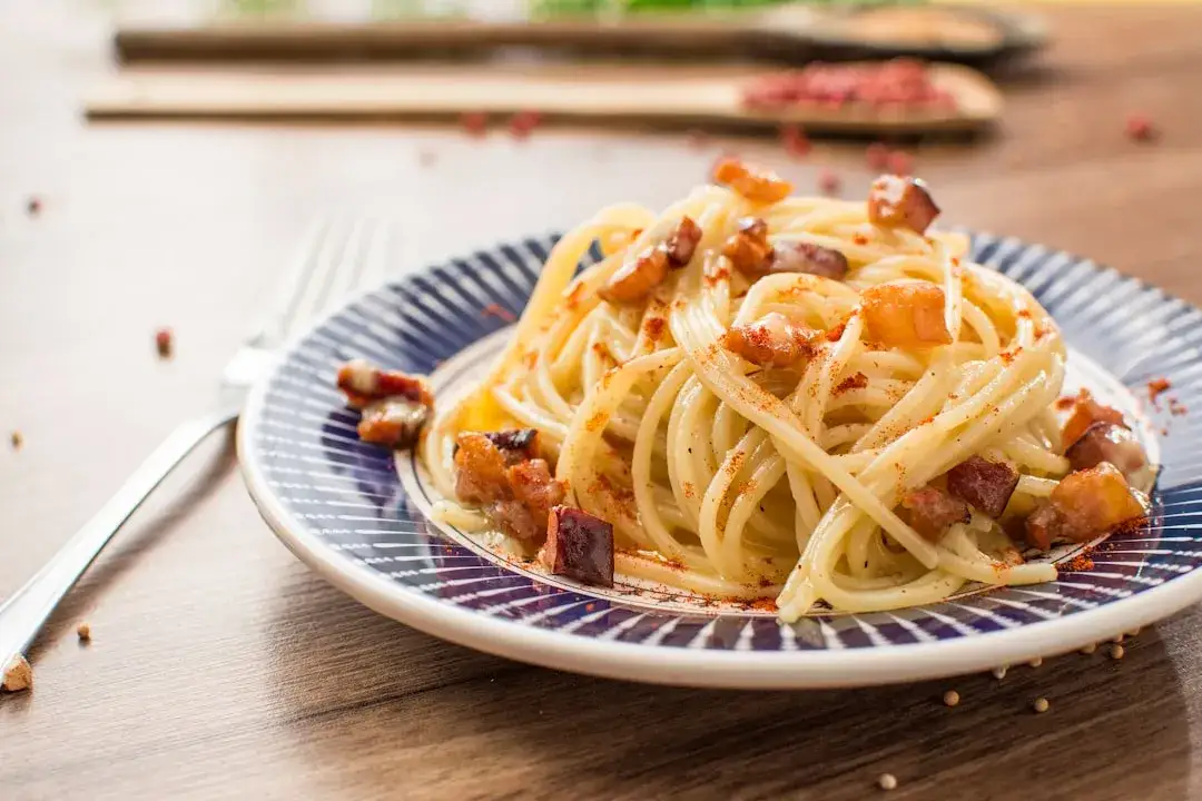 Carbonara jak z Rzymu: poznaj przepis na kremowy sos bez śmietany