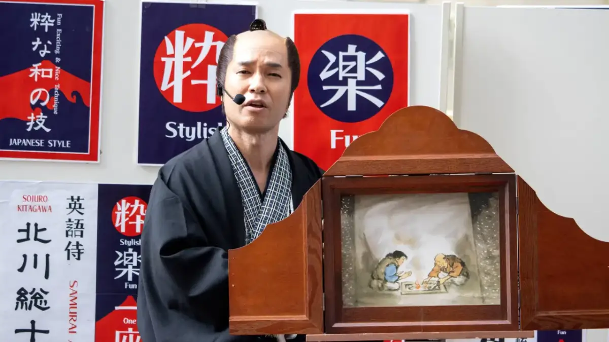 Japoński artysta opowiada historię za pomocą kamishibai, prezentując scenkę z życia w stylu lean.