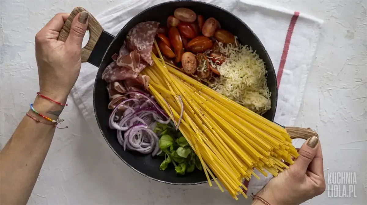 Spaghetti z warzywami z jednej patelni: Szybki obiad, zero zmywania