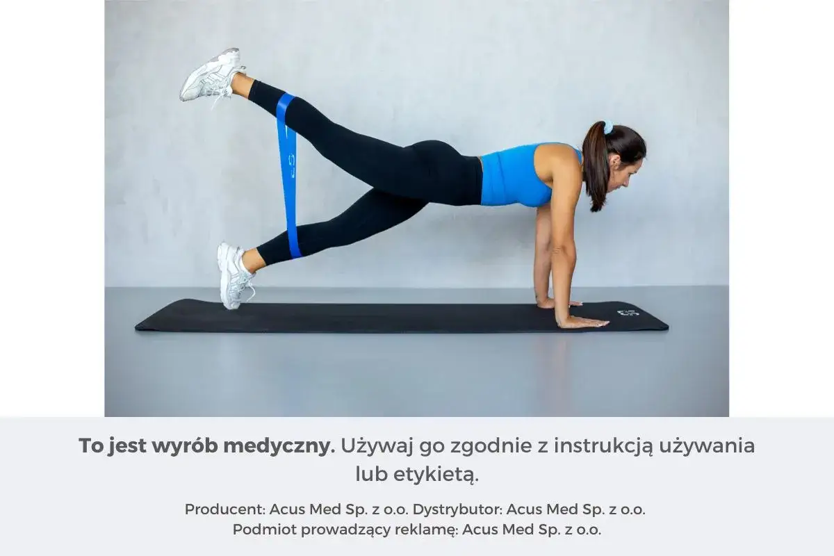 Kobieta wykonuje ćwiczenie z gumą oporową na nogi. To świetny przykład, jakie gumy do ćwiczeń dla początkujących mogą być używane do wzmocnienia mięśni.