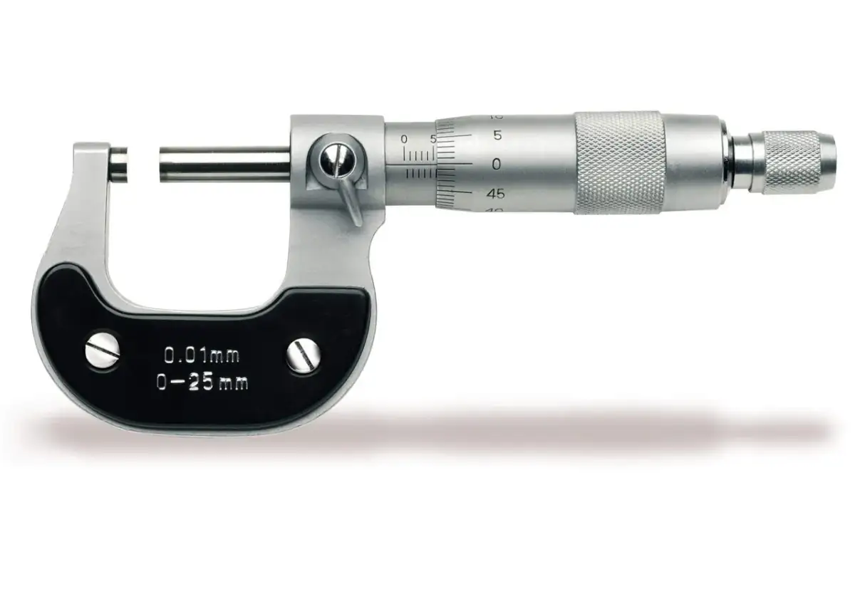 Precyzyjny mikrometr budowa: szczęki, obudowa z podziałką i bębenek do pomiaru z dokładnością 0.01 mm.
