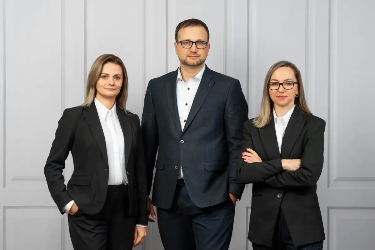 Trzy osoby w garniturach. Zastanawiasz się, czy warto pisać odpowiedź na apelację? Oni wiedzą.