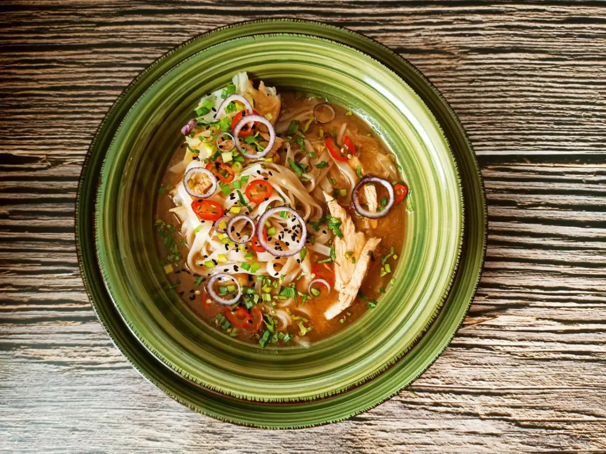 Aromatyczna zupa pho z kurczakiem, z makaronem ryżowym, cebulą, chili i szczypiorkiem. Idealny przepis na rozgrzewający posiłek.