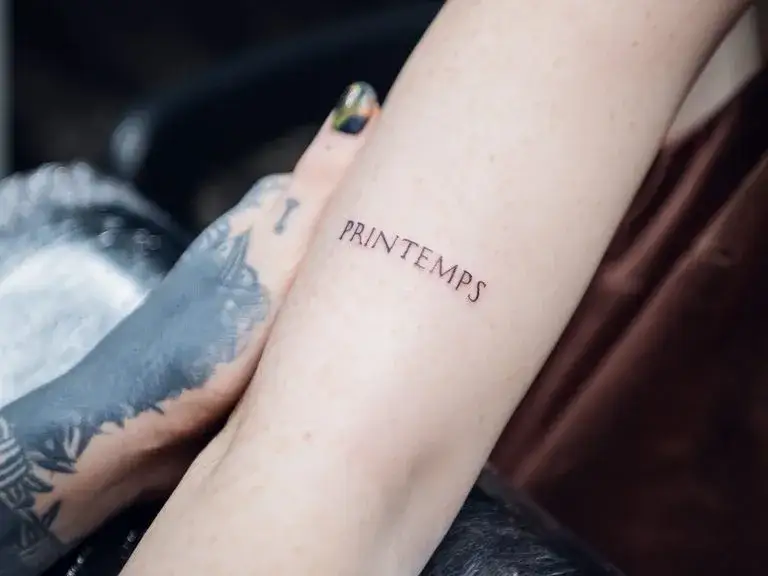 Ile kosztuje tatuaż cytat? Poznaj ceny i ukryte wydatki