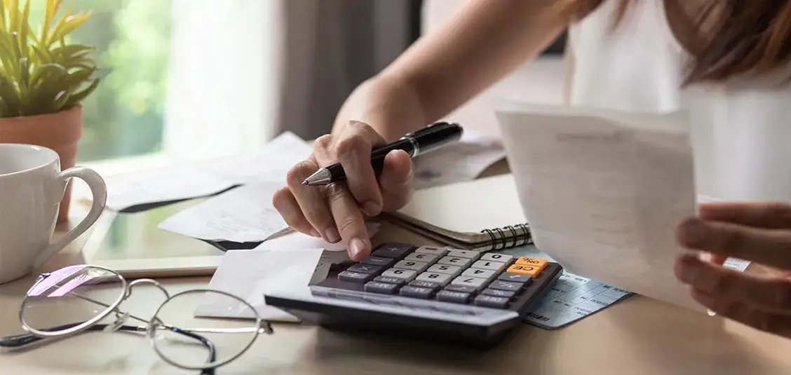 Jak obniżyć opłatę za prąd co miesiąc? Sprawdź średnie koszty energii