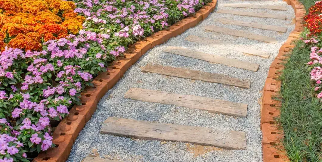 Z czego zrobić chodnik? Najlepsze materiały i ich wady