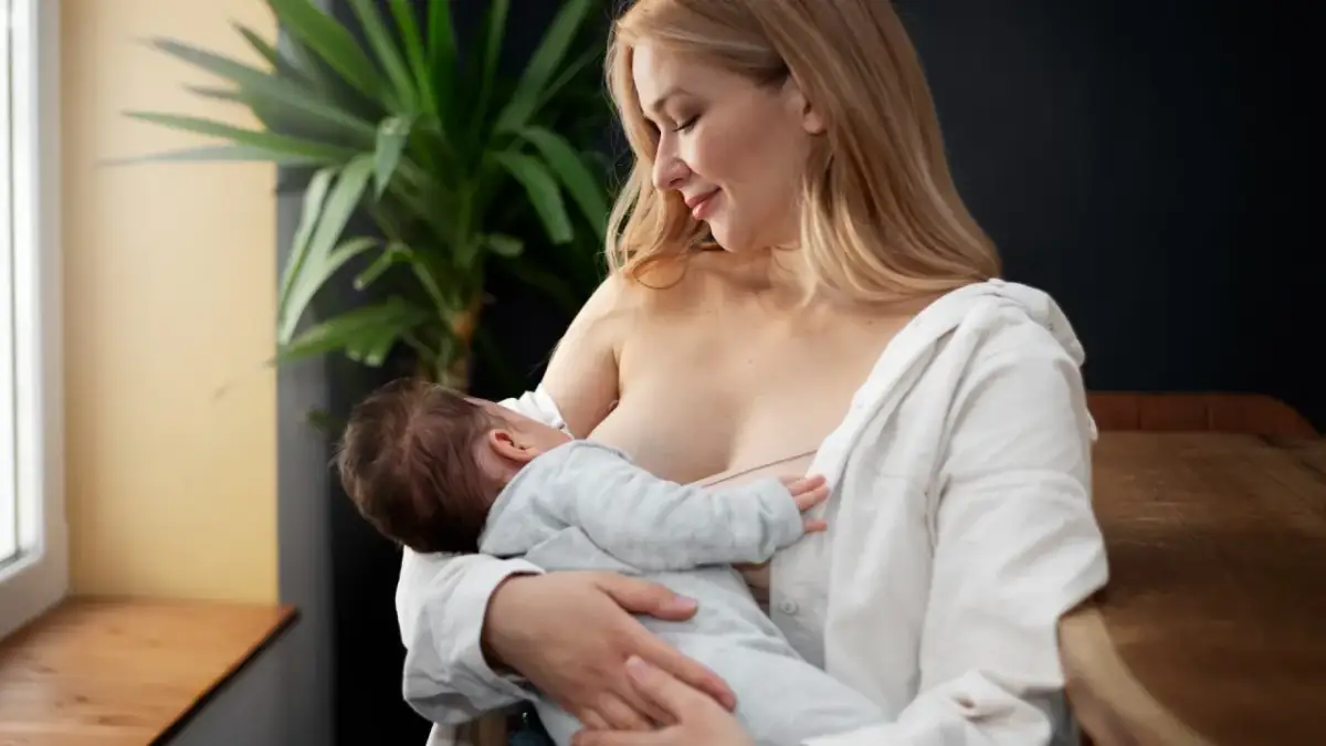 Matka karmi piersią dziecko. Wiele kobiet zastanawia się, po jakim czasie od porodu można zajść w ciążę, gdy karmią.