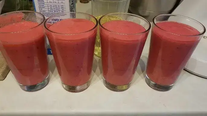 Orzeźwiający koktajl z czerwonej porzeczki - przepis na zdrowy napój