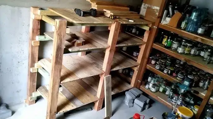 Jak zrobić regał drewniany do garażu - proste kroki i porady