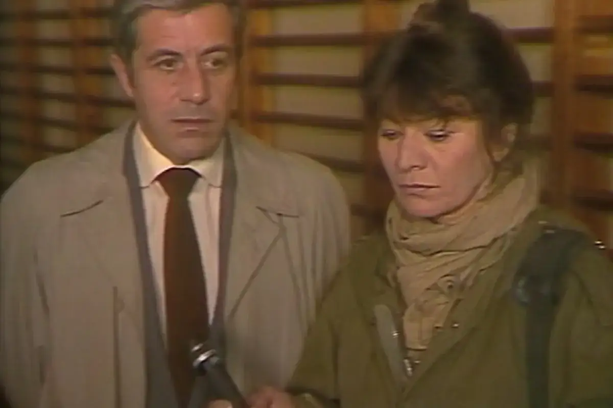 Mężczyzna w płaszczu i kobieta w wojskowej kurtce, jakby bohaterowie zdążyć przed panem bogiem, patrzą w dół, być może na mikrofon.