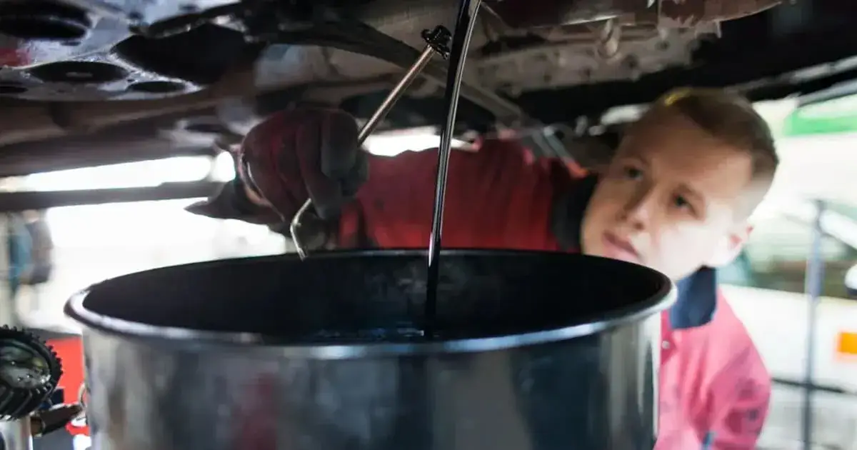 Wymiana oleju na ciepłym czy zimnym silniku – co wybrać dla silnika?