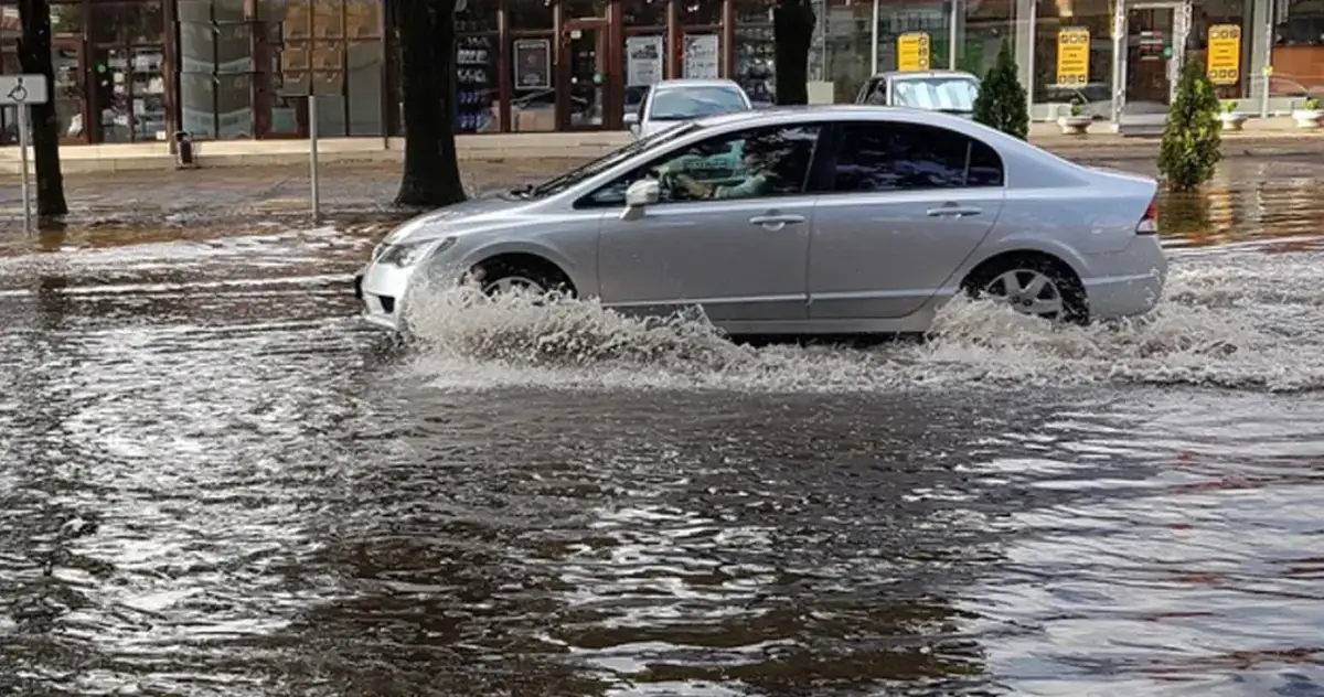 Czy w aucie jest bezpiecznie podczas burzy? Oto co musisz wiedzieć