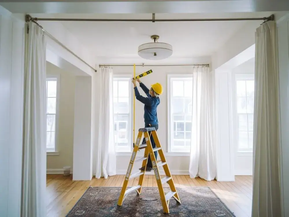 Jak wybrać idealny karnisz na okno balkonowe, aby uniknąć błędów