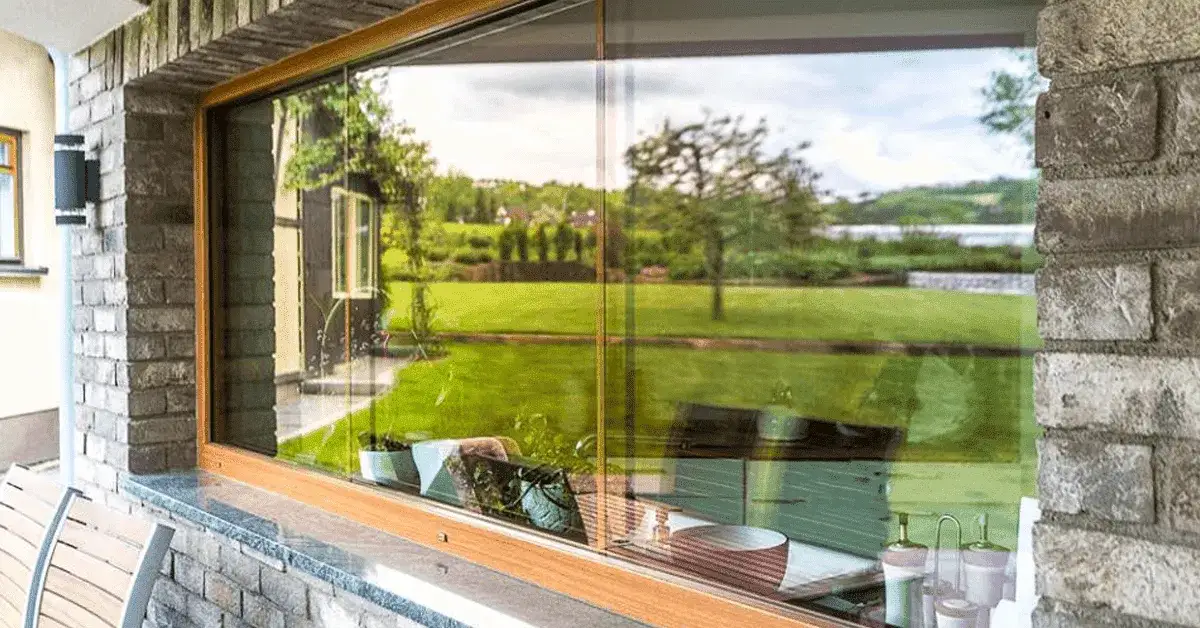 Jak myć okna, by się błyszczały? Poradnik bez smug!