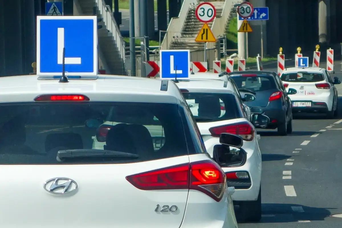Samochody z tabliczką "L" na dachu, przygotowujące się do egzaminu na prawo jazdy. Kod 78 to kategoria pojazdów, które można prowadzić po zdaniu tego egzaminu.